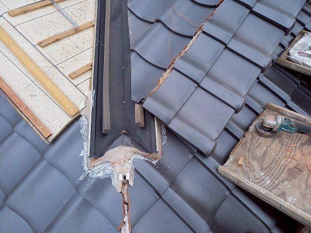 屋根葺き替え工事の谷板金に取り付けた防水シーラーの上に瓦屋根を設置