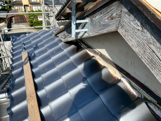 屋根葺き替え工事の下屋根と外壁との取り合い部の納まり状況