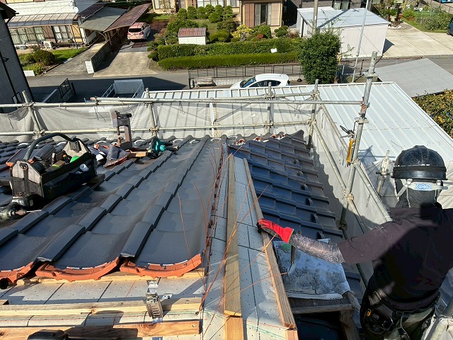 屋根葺き替え工事の箕甲部への掛瓦設置前状況