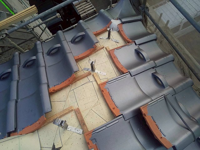 屋根葺き替え工事の隅棟への補強金具取り付け