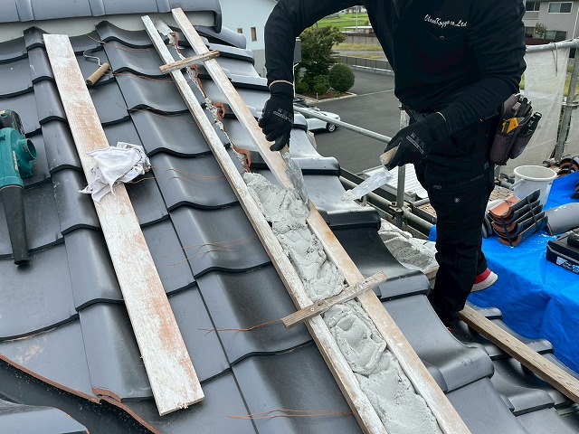 風切丸の土台となる漆喰材を型枠に詰め込んでいる様子