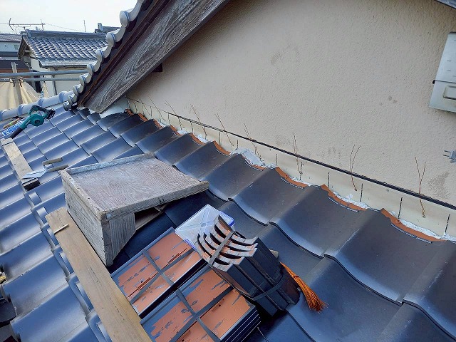 下屋根と外壁との取り合い部へののし瓦を設置するための銅線取り付け