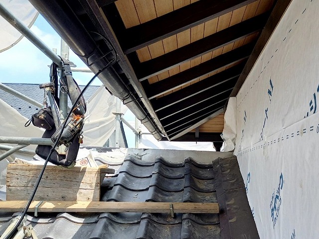 下屋根の棟瓦取り直しで漆喰材を塗り固めて土台を構築