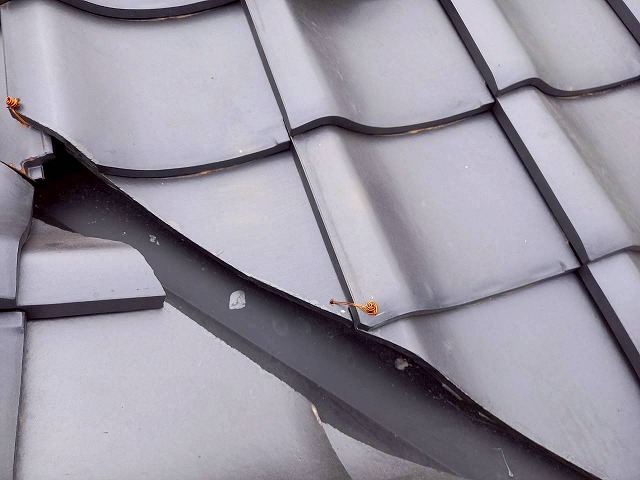 屋根葺き替え工事で谷部勝手瓦の銅線固定が完了