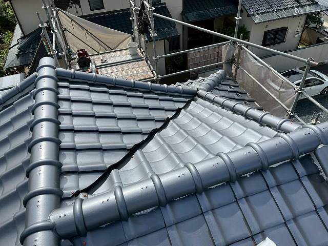 入母屋造の住宅屋根の谷から隅棟につながる納まり