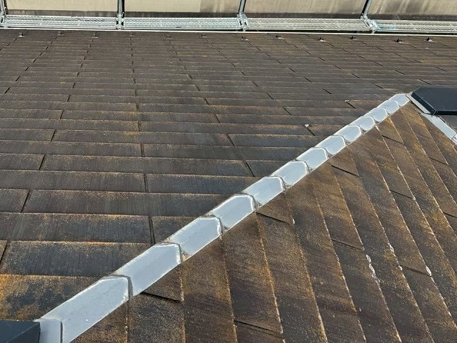 アパート屋根の隅棟差し棟板金に色あせやサビなどの劣化を確認