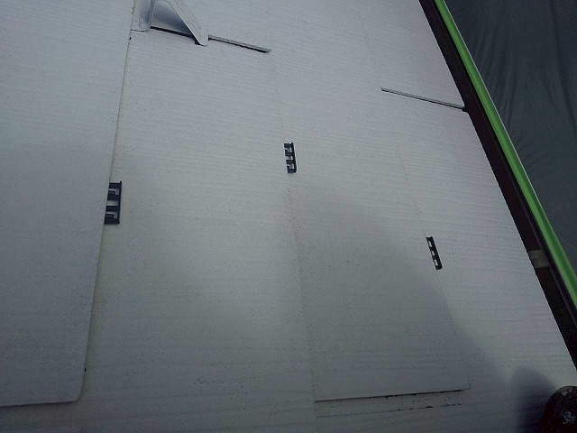 アパート屋根塗装工事のタスペーサーを差し込んでいる様子