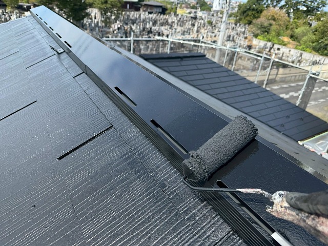 アパート屋根塗装工事の棟板金への上塗り施工