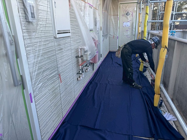 アパート建物塗装工事の付帯部塗装前に行った廊下などの共用部への養生