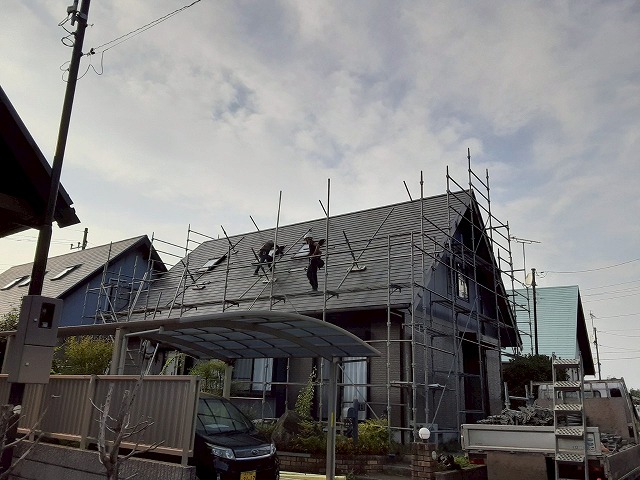 屋根のトップライト撤去およびカバー工事のための足場組み立て状況