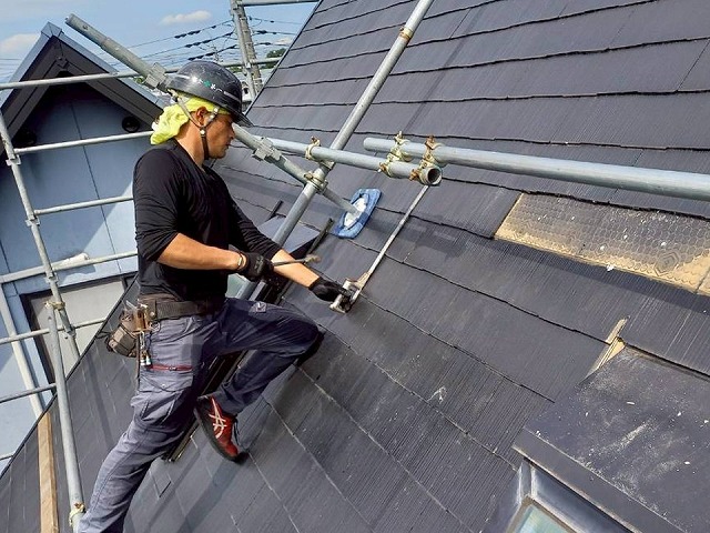 屋根トップライト撤去工事のスレーターズリッパーを使った既存カラーベスト屋根の解体