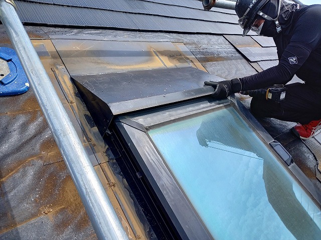 トップライト撤去工事の既設トップライトの庇部分を解体している状況