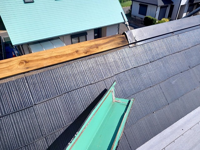 カラーベスト屋根カバー工事で棟板金を取り外した状況