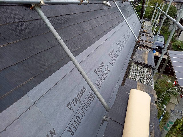 屋根カバー工事の軒先へのルーフィング敷設状況