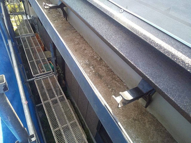 屋根カバー工事の軒先部分への「改修用一体唐草」の取り付けが完了