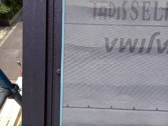 ケラバへ取り付けた改修用ケラバ水切りのビス頭へのコーキング処理