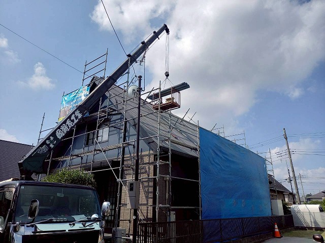 ユニック車によるエスジーエル鋼板屋根「スーパーガルテクト」の搬入