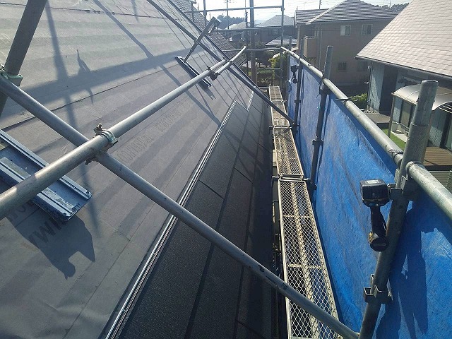 カバー工法による屋根改修工事の超高耐久ガルバ屋根の施行状況