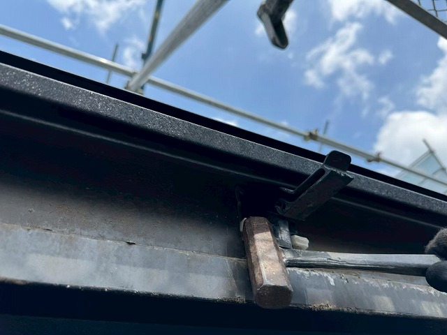 雨樋交換工事の軒樋の受け金具を取り外している様子