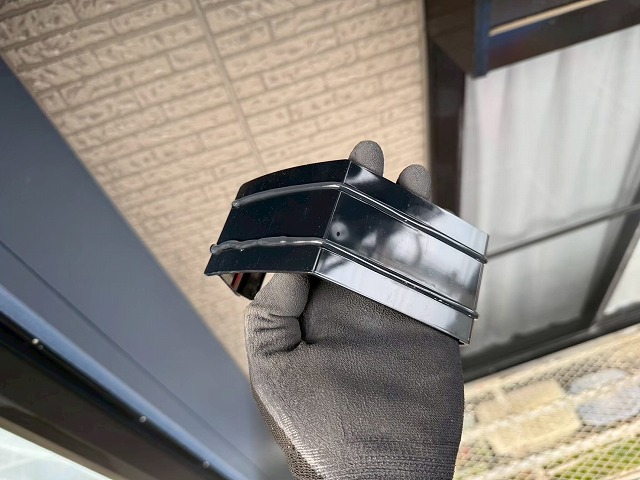 雨樋交換工事の軒継手（内押え）の取り付け状況