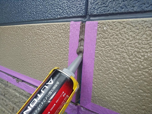 シーリング打ち替え工事でサイディング目地への「オートンイクシード」の充填