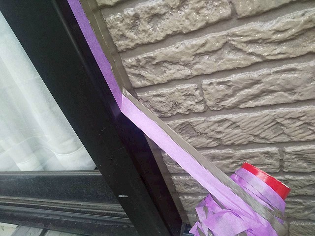 住宅外壁シーリング打ち替え工事のマスキングテープを剥がしている様子