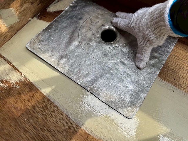 ベランダ防水工事の改修用ドレンの取り付け状況