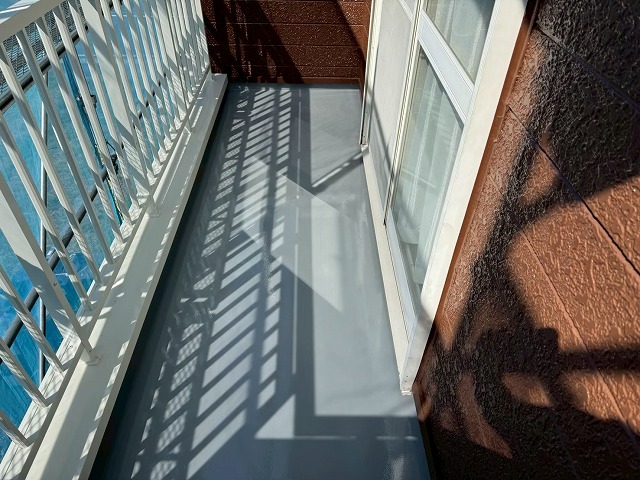 ベランダ防水工事のトップコート塗布が完了