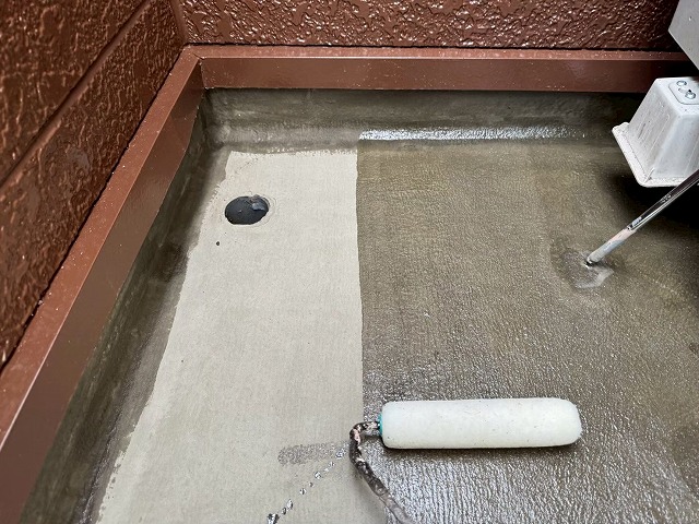 ベランダ防水修繕工事の床面へのプライマー塗布
