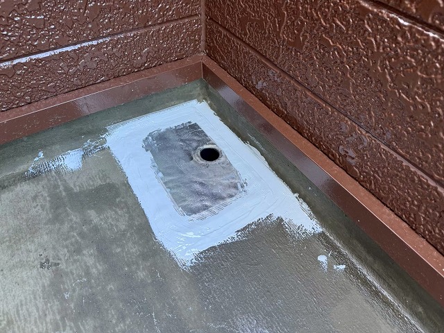 ベランダ防水修繕工事の改修用ドレン取り付けが完了