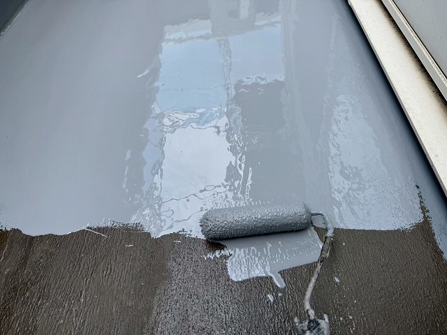 ベランダ防水修繕工事の平場へのウレタン塗膜防水材1層目施工