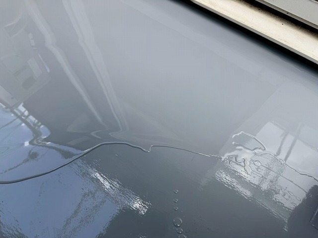 ベランダ防水修繕工事の「フローン11」を用いた2層目施工