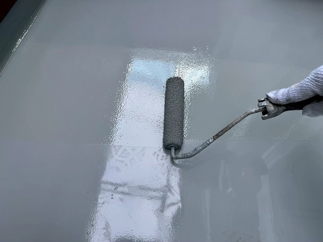 ベランダ防水修繕工事の平場へのトップコート塗布