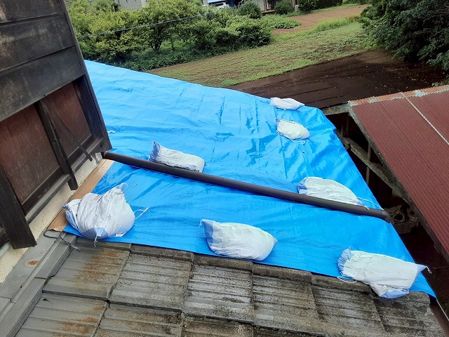 雨漏りに対するブルーシートを用いた応急処置
