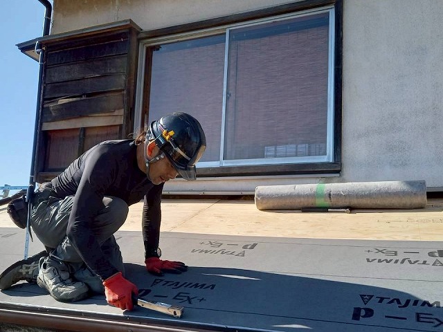 屋根葺き替え工事の改質アスファルトルーフィングタッカー留め状況