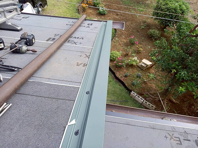 屋根葺き替え工事のケラバ水切りの取り付けが完了