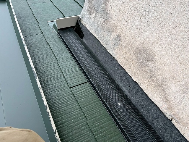 屋根葺き替え工事の壁取り合い部への樹脂製下地取り付け状況