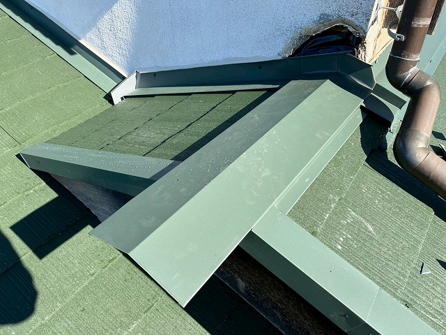 屋根葺き替え工事で下地材に棟板金を被せた状況