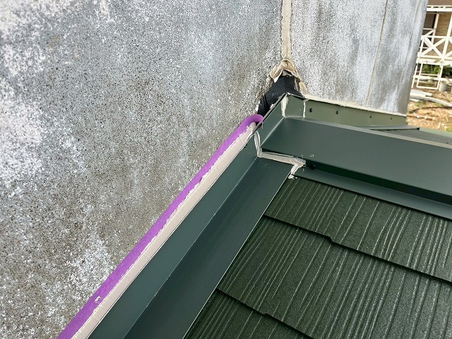 屋根葺き替え工事の雨押え板金上へのコーキング打設状況