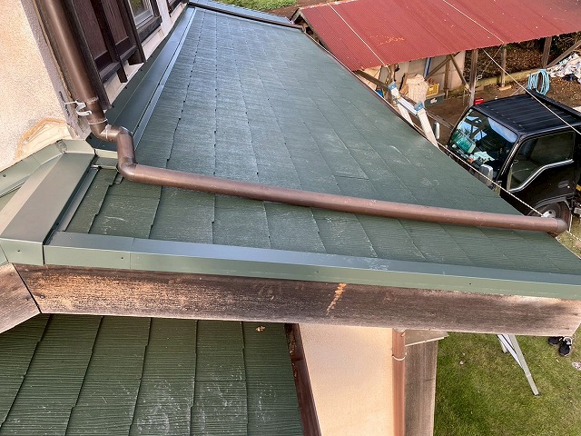 下屋根の劣化や外壁の汚れを防ぐ這樋設置工程