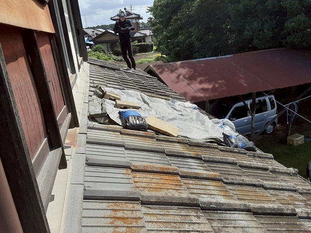 雨漏りが発生した住宅の下屋根への調査状況