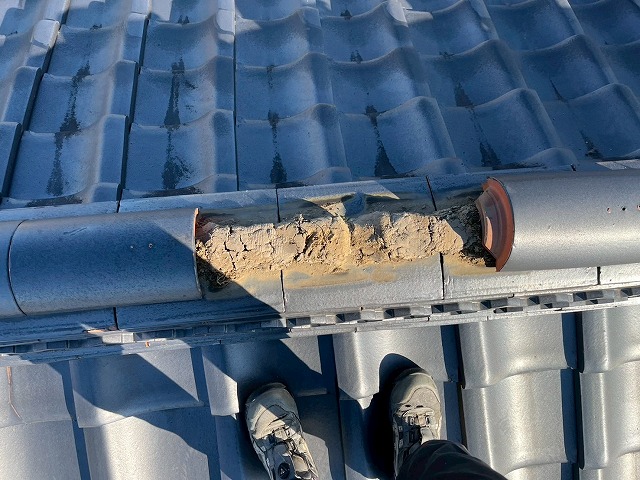 屋根葺き直し工事で冠瓦を取り外した状況