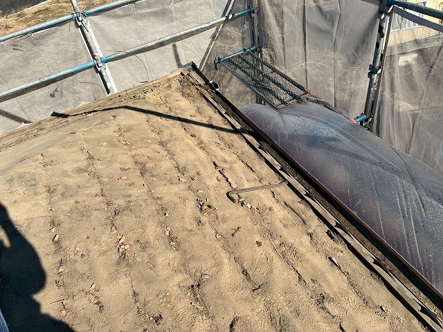 屋根葺き直し工事のバールを使った瓦桟撤去の様子