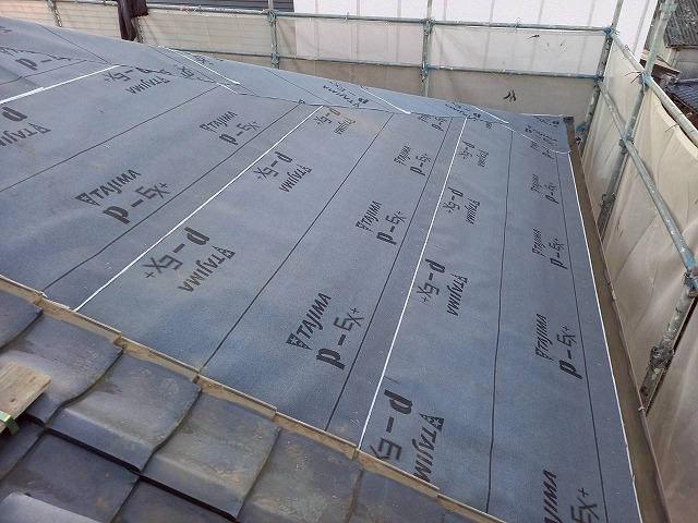 屋根葺き替え工事の改質アスファルトルーフィング「PカラーEX＋」敷設状況