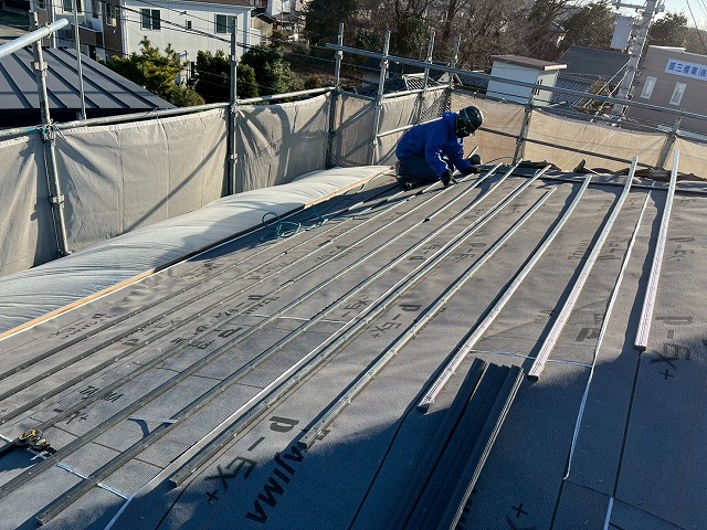 屋根葺き直し工事で瓦桟の取り付けを行う屋根職人