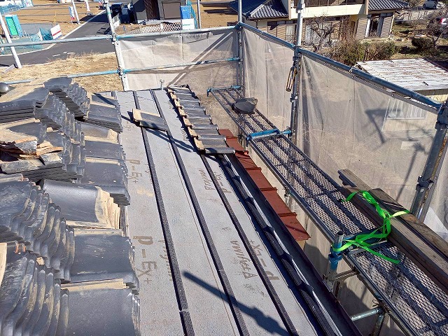 屋根葺き直し工事の軒瓦再設置工程