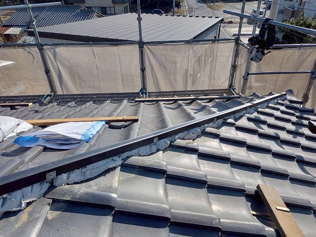 ガイドライン工法に基づく樹脂製芯材の取り付け工程が完了