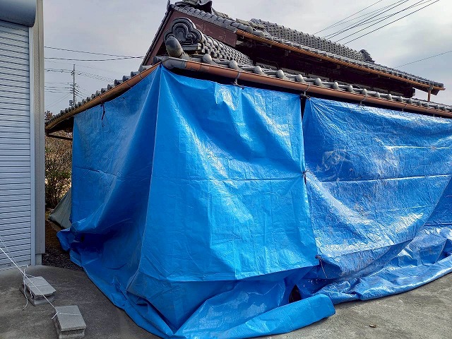 屋根葺き替え工事の既存屋根撤去工程前のブルーシート養生