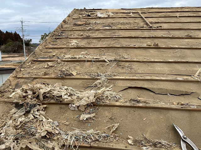 雨漏り修理のための瓦屋根葺き替え工事の既存瓦撤去