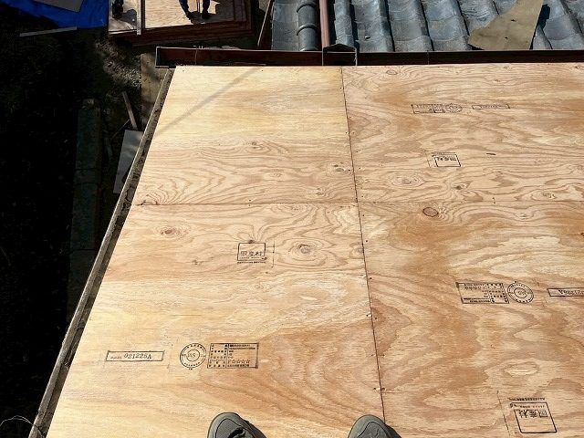 瓦屋根葺き替え工事の既存野地板への構造用合板増し張り